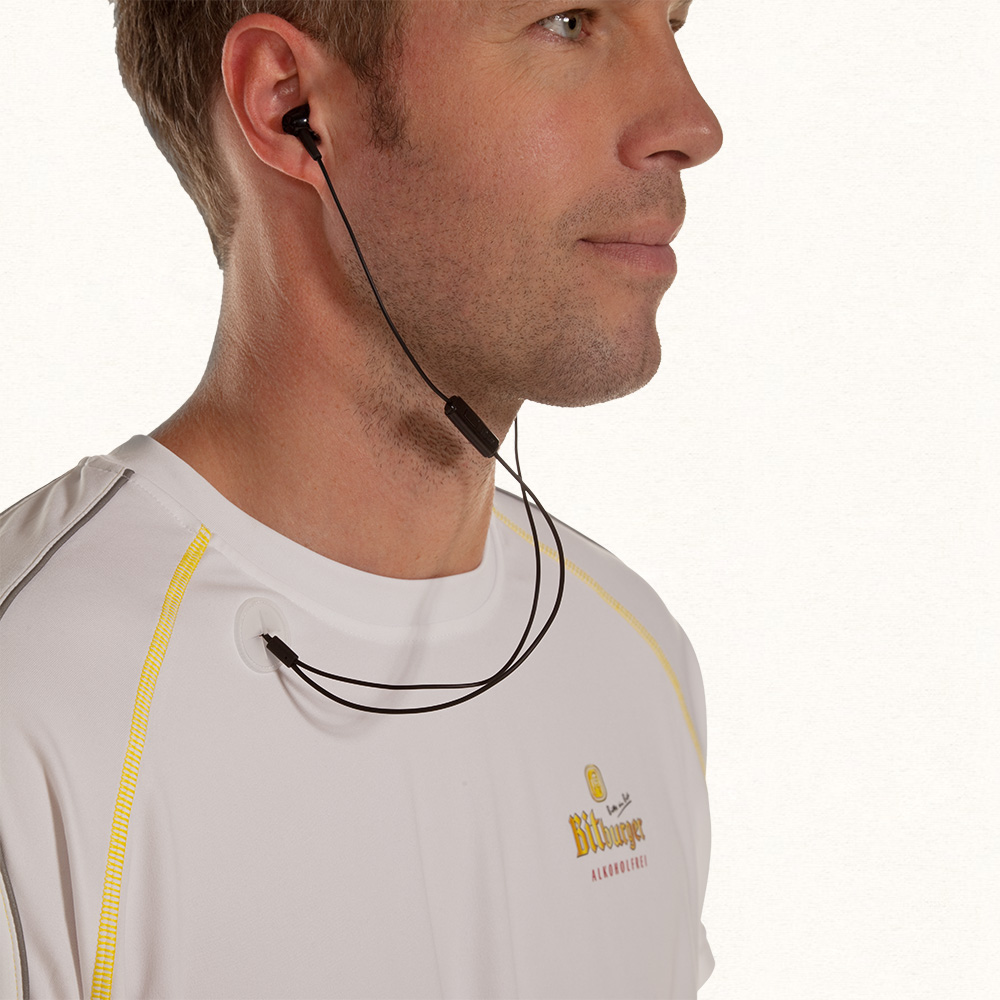 bekleidung-funktionshirt-kabeloeffnung